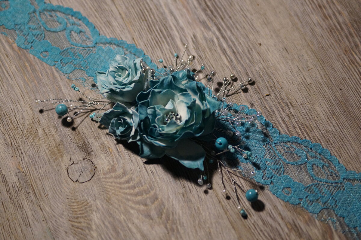 Такой второй заколки вы больше не встретите нигде. Отличный аксессуар для торжества. 