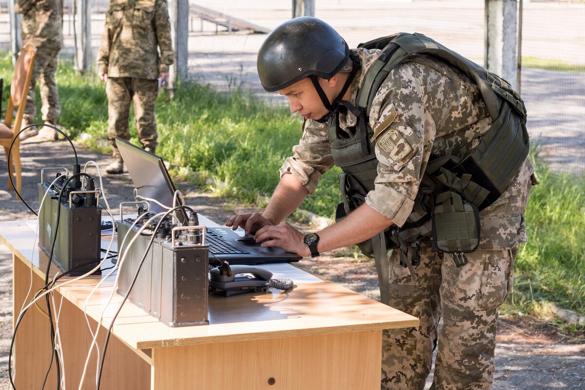 Связь современной. Войска связи. Военный Связист. Военная связь. Армейские средства связи.