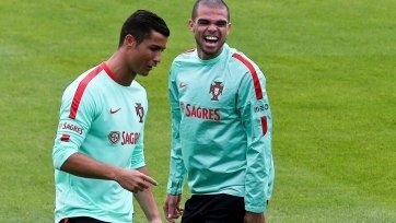 Фото: uefa.comКак утверждает The Sun, 34-летний Роналду избавился от домовладения в Гересе, продав его Пепе. Особняк, возле которого находится вертолетная площадке, в свое время был куплен Роналду почти за 3,5 млн фунтов. А Пепе сейчас он обошелся лишь в 2,3 млн фунтов.
