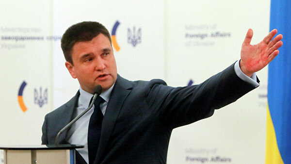 
 Глава МИД Украины Павел Климкин заявил, что через несколько лет половина украинцев будет находиться за рубежом, об этом сообщаетВ то же время Климкин отметил, что главной ценностью Украины являются люди. "Самая большая ценность, которая есть на Украине, — это не земля и ресурсы, а исключительно люди. Украинцы заслуживают свободу и справедливость. Конечно, важно и благосостояние", — заявил дипломат.