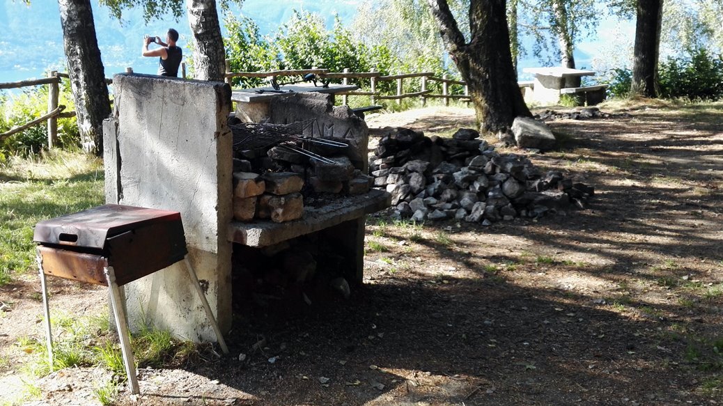 Фото: vareseguida (это специальная общественная зона для любителей пожарить мясо в районе Varese под Миланом)