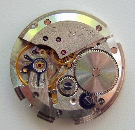 Красные точки на механизме - это рубины