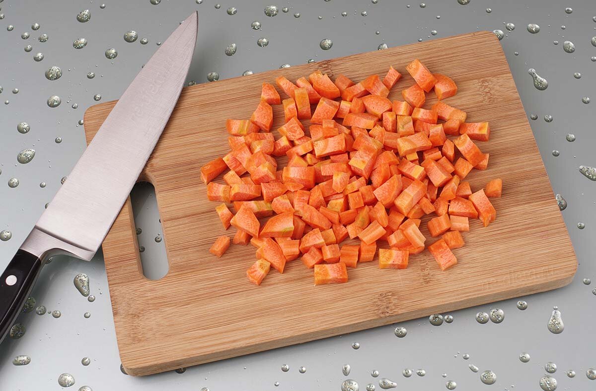Нарезать квадратиками. Морковь нарезанная. Овощи нарезанные ломтиками. Нарезка моркови кубиками. Порезать морковку кубиками.