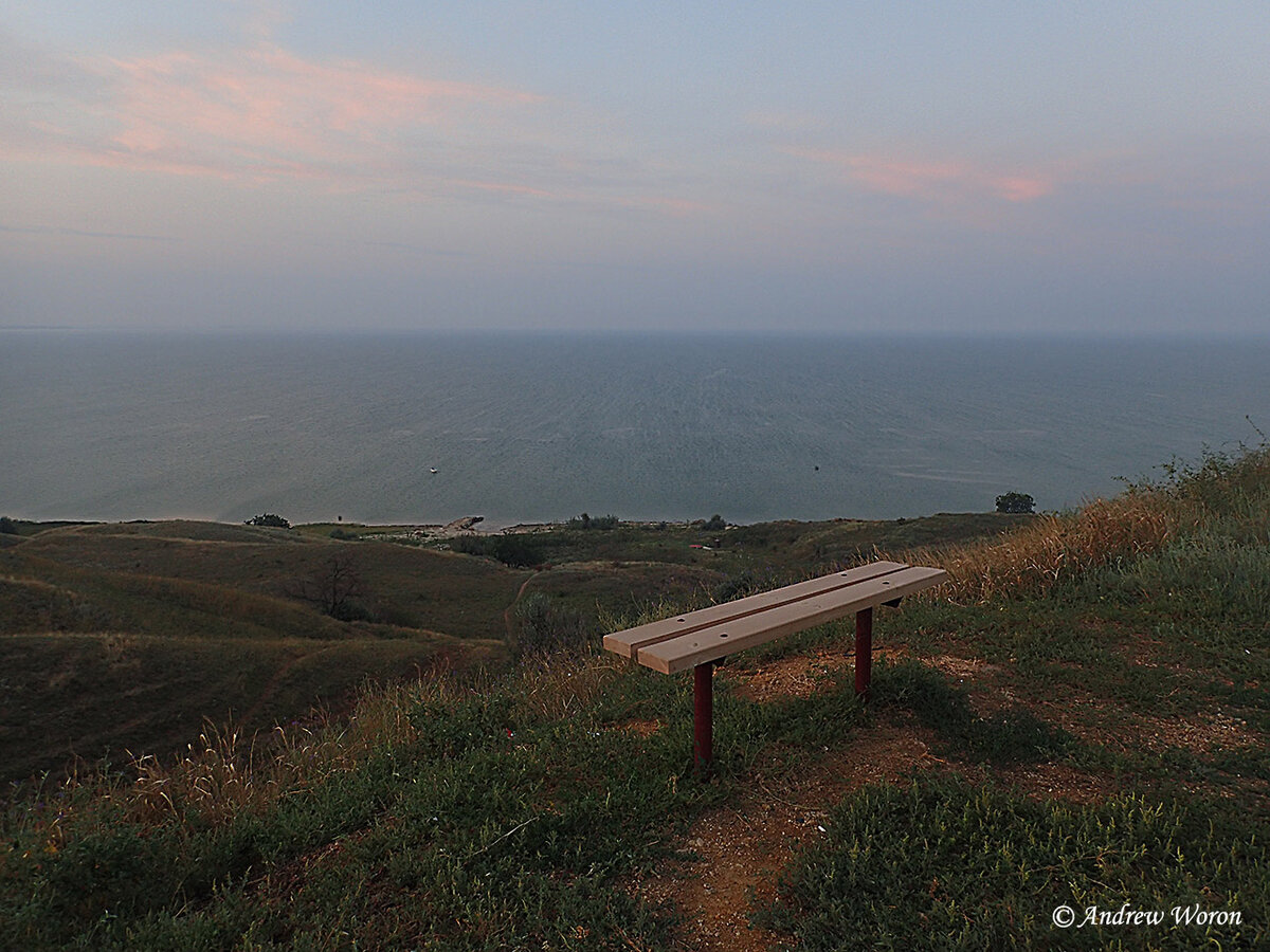 Утро у моря. Лавочка над заливом
