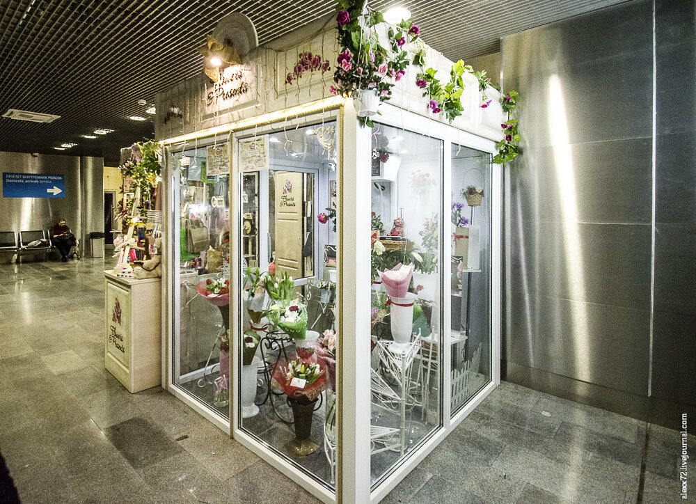 Цветочный прилавок. Витрина цветочного магазина. Киоски павильоны. Цветочный ларек внутри. Цветочный павильон лучший.