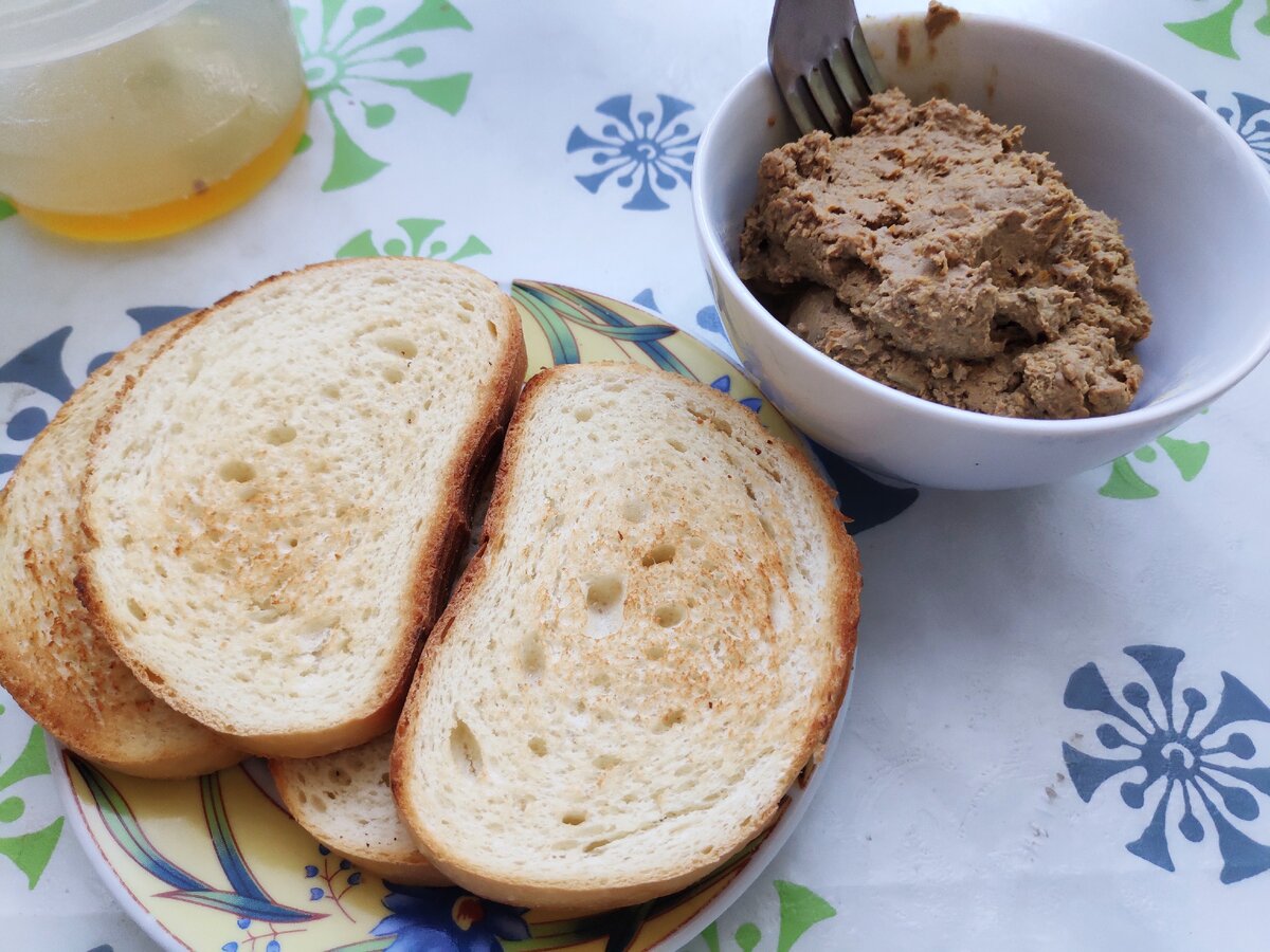 Нежный куриный паштет из печени в домашних. Паштет из печени белорусский. Паштет просто.