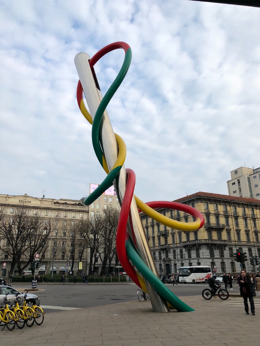 Иголка с ниткой увековечены таким необычным монументов 