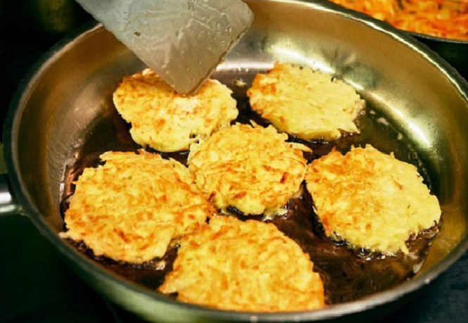 Простое блюдо из картошки - хрустящие, румяные, вкусные драники 
