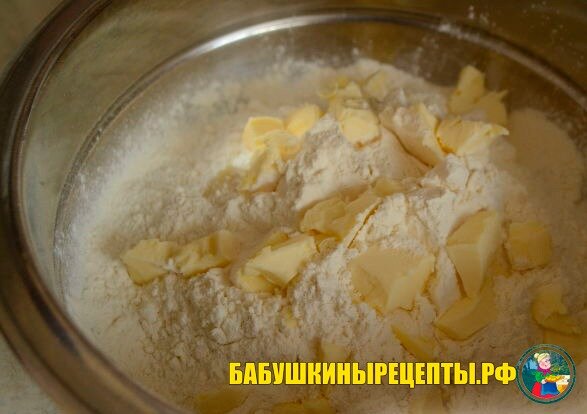 
4. Далее при помощи силиконовой лопаточки нужно начать вымешивать тесто. Делается это в одном направлении, чтобы не нарушать текстуру будущего теста.