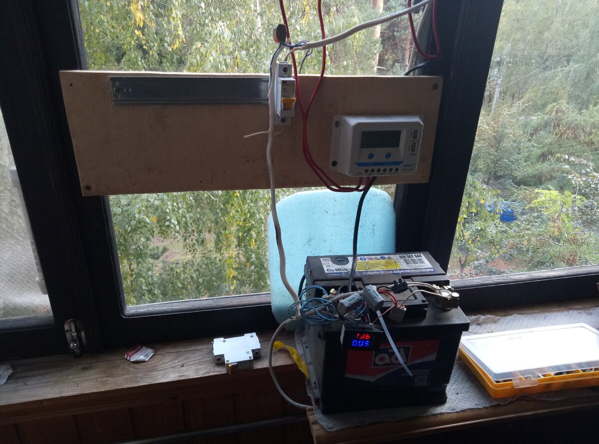 Солнечной панели не видно, она на крыше дома, а автомат самый обычный.