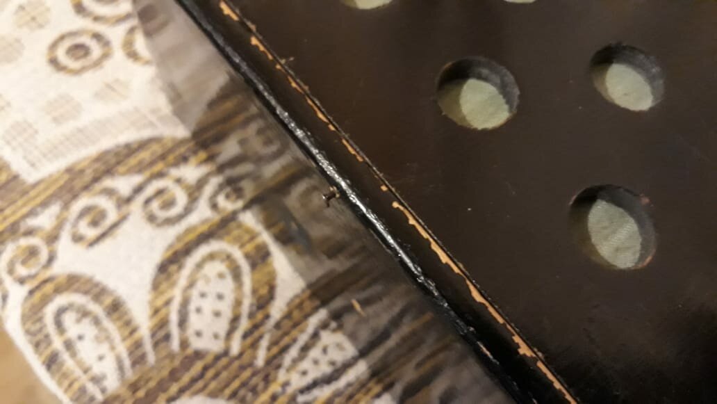 Нужно вынуть такие гвоздики из торцов корпуса.