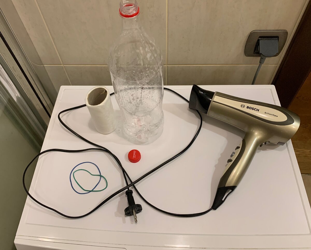 Фото сделано автором (бутылка, фен, салфетки, резинки)