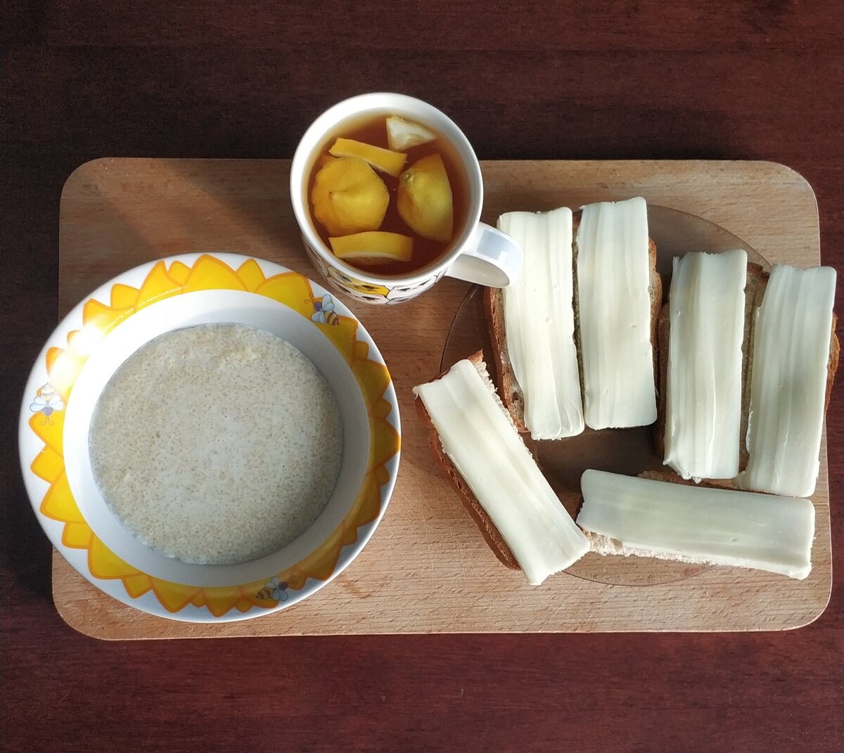 Мой завтрак. Пшеничная каша, бутерброды и чай.
