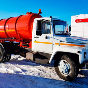 Если вы хотите реже заказывать ассенизаторские услуги в Московской области  и городе в целом, то необходимо монтировать систему колодцев с  несколькими отстойниками. И все равно, в септике со временем накопится  чрезмерное количество ила, который поднимет уровень стоков. Тогда  необходимо просчитать оптимальный интервал откачки, чтобы насос в  спецтехнике смог извлечь ил со дна колодцев. В противном случае его  придется доставать оттуда вручную.