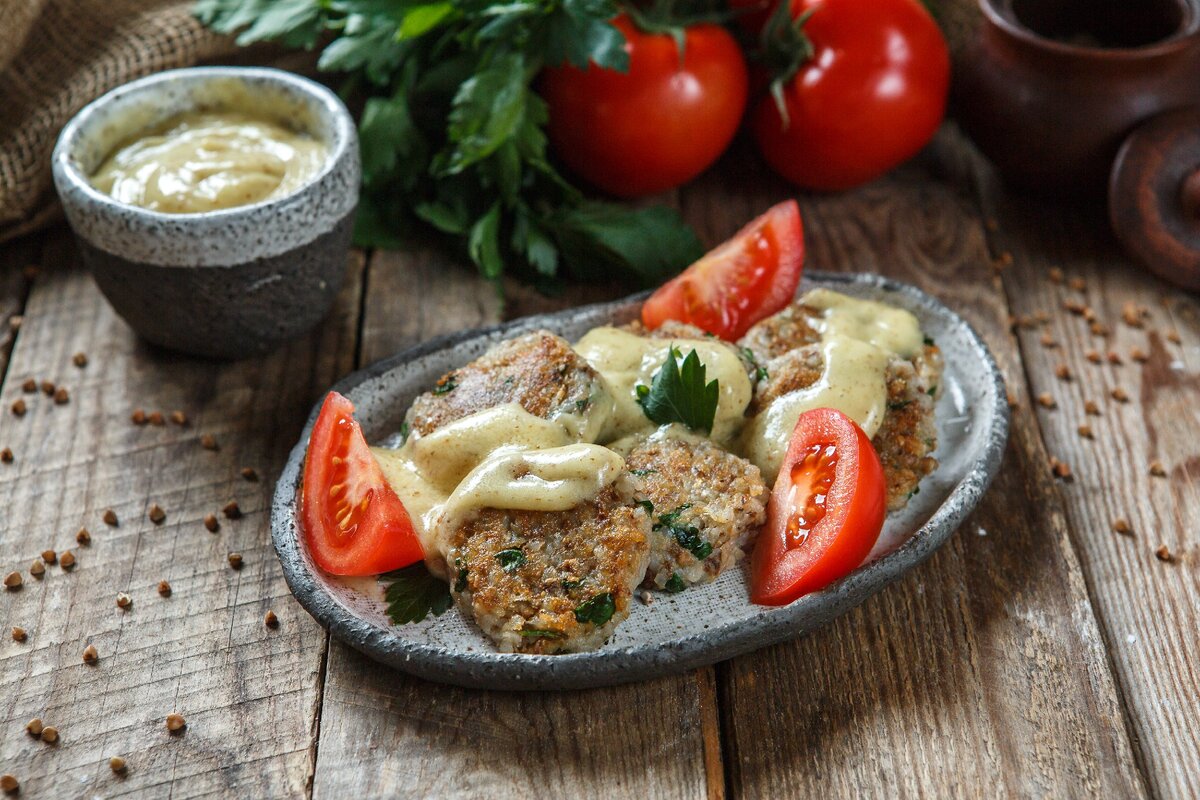 Украсьте готовое блюдо помидорками и свежей зеленью. Для подачи полейте соусом.