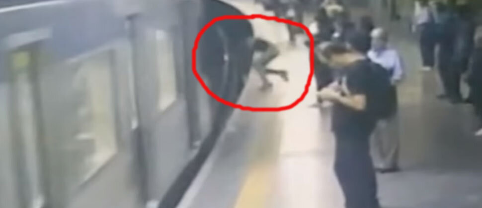 Это явно не призрак? Что это тогда? И почему никто из прохожих не обращает внимание на странное существо? 