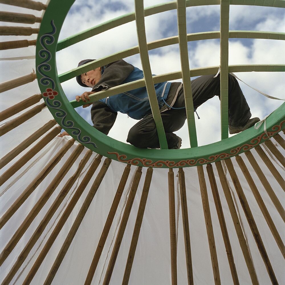 Сбор юрты - занятие для всей семьи