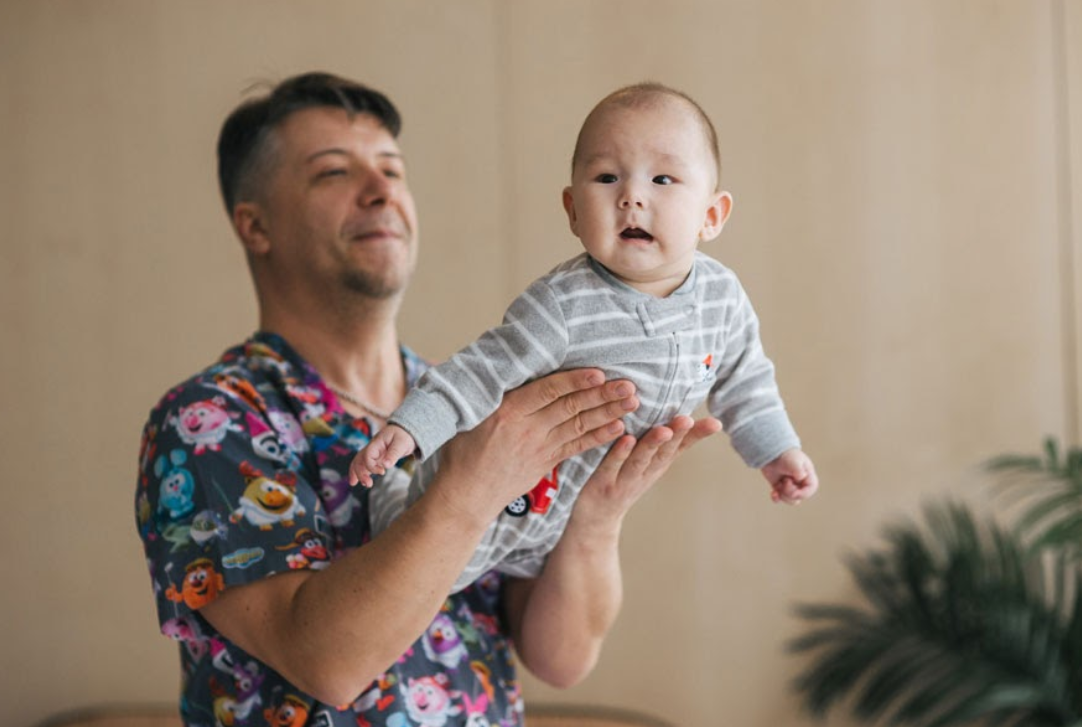 Во сколько месяцев малыш должен перевернуться на спину