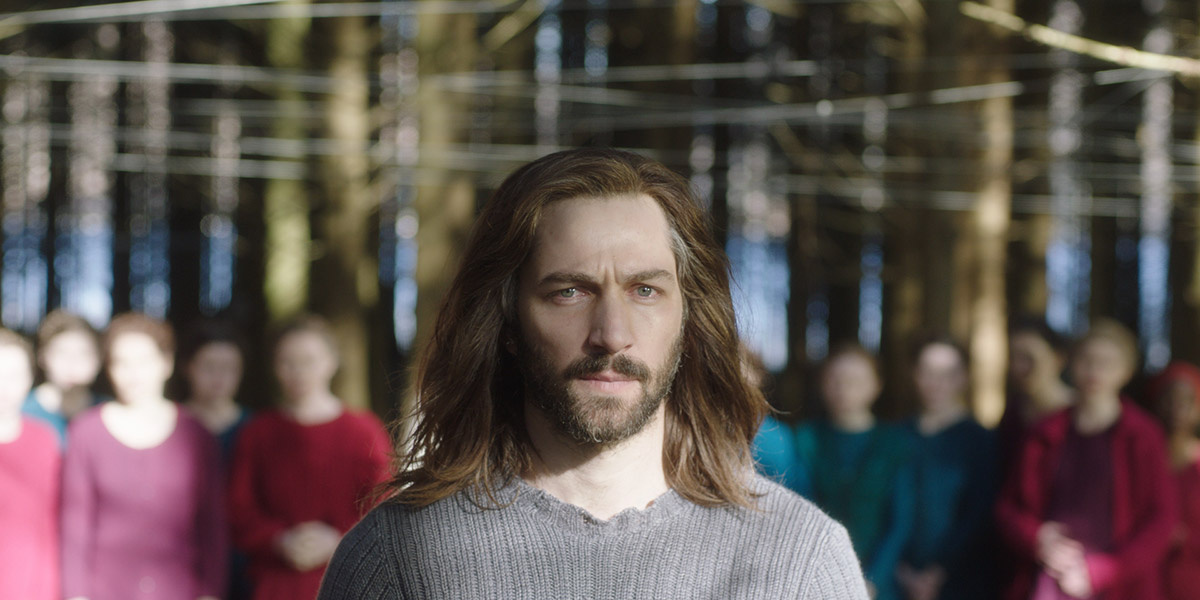 Пастырь (Михиль Хаусман) и его жены (бордовые платья) и дочери (синие платья)