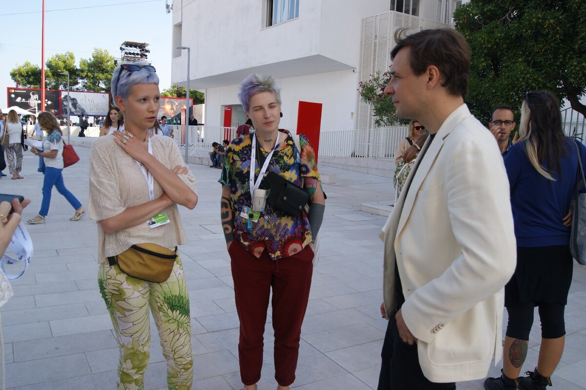 Рада болтает с актёром Евгением Цыгановым после премьеры фильма "Человек, который удивил всех" 