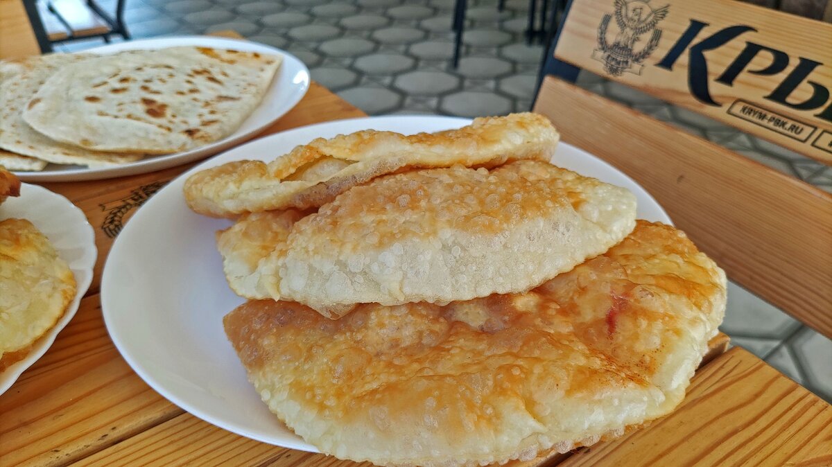 Попробовала чебуреки и янтыки 🥟 в настоящей крымской чебуречной  (Балаклава) | Я с чемоданом | Дзен