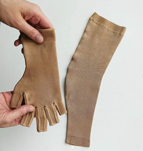 Компрессионные рукав и перчатка из трикотажа плоской вязки.