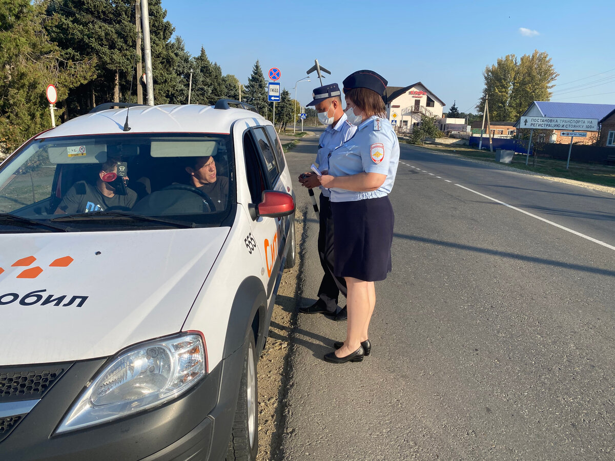 Раздача листовок на улицах станицы Ленинградской