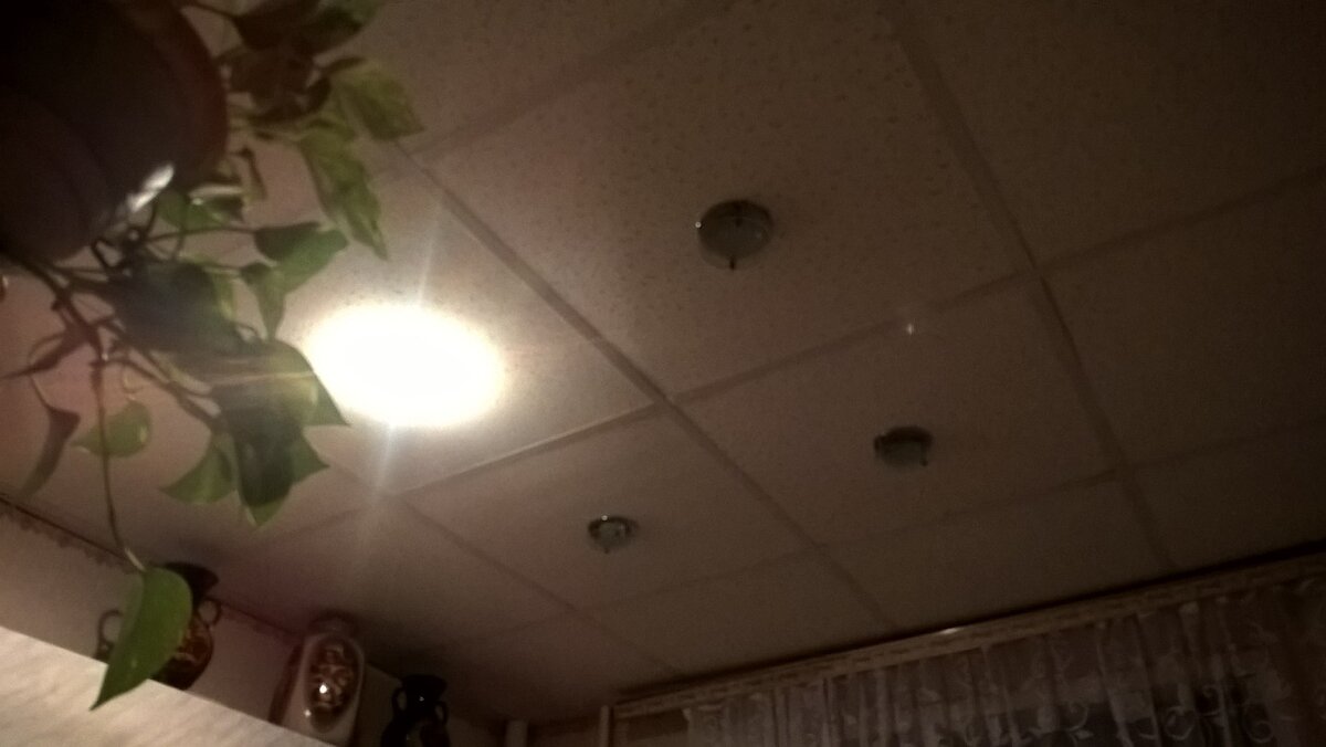 В кухне горит только одна лампочка.