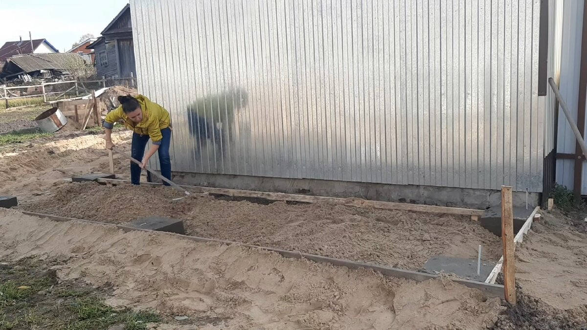 Разравниваю песок - будущую подушку для бетонного покрытия