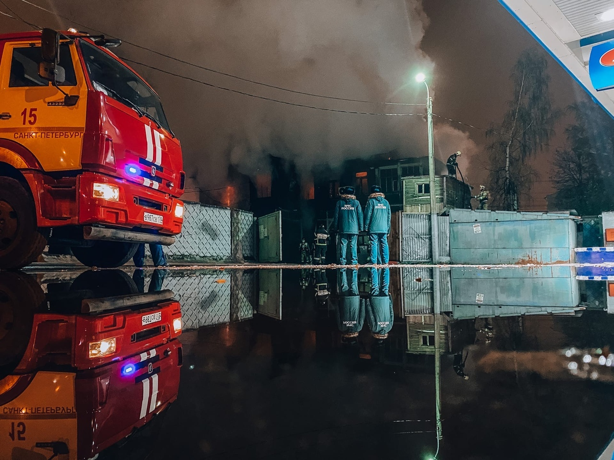 Сгорел ещё один дореволюционный деревянный дом в Петербурге. Может ему  помогли и все неслучайно? | Нетуристический путеводитель | Дзен