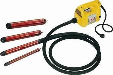 Как известно, для того чтобы возвести прочную и надежную конструкцию, необходимо соблюдать правила приготовления бетонной смеси. Бетон участвует практически во всех стадиях строительства. Пропорции и однородность раствора напрямую влияют на долговечность возведенных элементов. В данной статье, мы расскажем о таком инструменте как глубинный вибратор. Его применение позволяет получить однородную текстуру материала без образования комочков.

Использование глубинного вибратора

Для большего понимания вопроса, рассмотрим из чего же состоит бетон. Бетонная смесь представляет собой комплекс минералов разной величины, цемента и воды. В результате перемешивания всех ингредиентов в бетономешалке, получается раствор, насыщенный частичками кислорода, из-за чего консистенция приобретает неоднородную текстуру. В будущем это отразится на прочности бетонных конструкций.

Данная проблема решается с помощью использования глубинного вибратора. Инструмент способен преобразовать раствор в более плотный и прочный с минимальным содержанием кислорода.

Специфика работы

Алгоритм действий представляет собой погружение вибратора в готовый раствор на глубину в 30-50 см. В случае если планируется работа с армированным бетоном, следует исключить взаимосвязь металлических конструкций с наконечником инструмента.

Советуем соблюдать все рекомендации и правила использования вибратора в прописанных инструкциях. Перед тем как начать работу с инструментом, обязательно осмотрите его и запустите в качестве проверки. При длительном использовании высок риск возникновения износа таких частей как: наконечник и гибкий вал. Данные детали являются расходными и меняются по мере необходимости.
