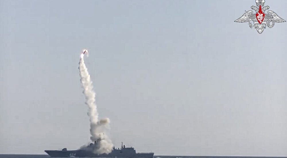 На фотографии, опубликованной пресс-службой Министерства обороны России, новый гиперзвуковой беспилотный летательный аппарат запущен в экспериментальных целях с фрегата "Адмирал Горшков" в Белом море 19 июля 2021 года. По данным министерства, эксперимент прошел успешно, и гиперзвуковой беспилотник поразил свою предполагаемую цель на побережье Баренцева моря на расстоянии более 350 километров. MTI / AP / пресс-служба Министерства обороны России