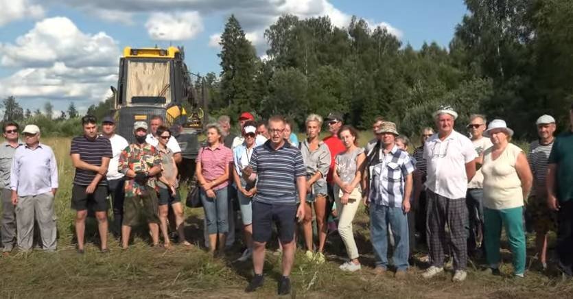 В Рузском городском округе жители пытаются остановить вырубку леса. Фото: YouTube / SOROKIN