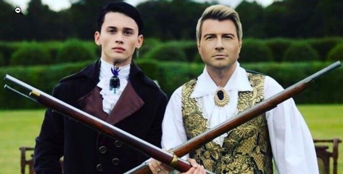 Кадр из клипа "Дико тусим"