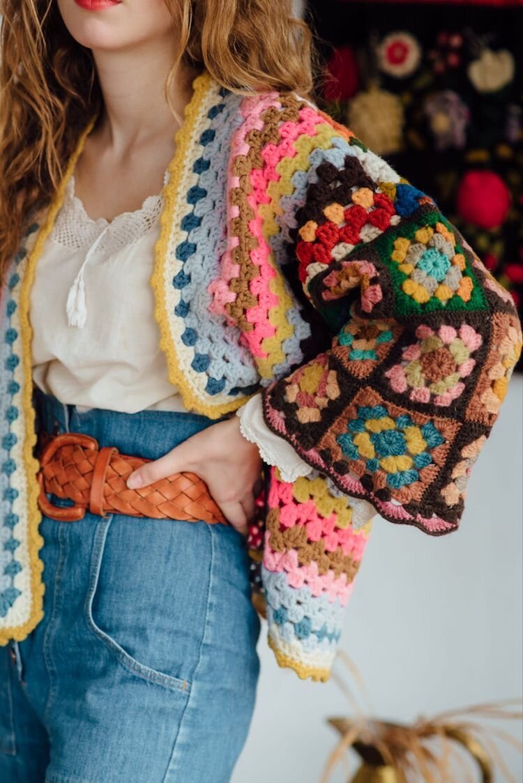 Кардиган, связанный крючком с квадратными мотивами. Источник: https://www.honeybea.ca/