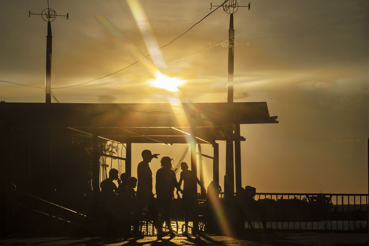 пристань речного вокзала вечером