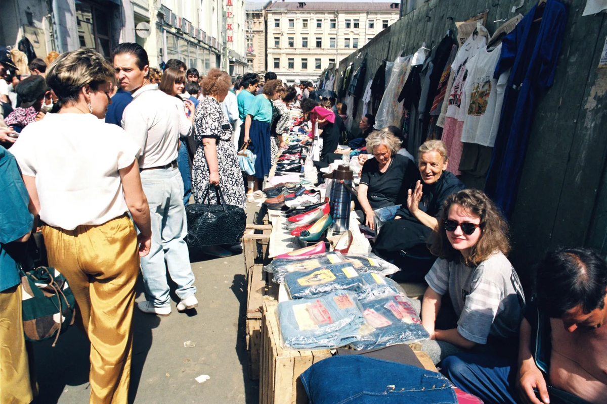 Москва 90-е рынки. Святые Москва 90е. Лихие 1990-е Москва. Рынок 90х на Арбате.