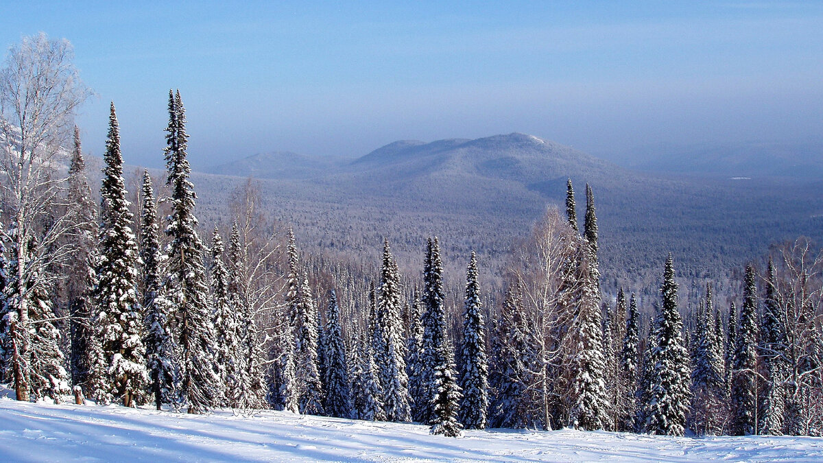 Зима выявляет самые суровые элементы нашего климата, и многие люди откладывают свои сумки с фотоаппаратами до ранней весны. Но если вы все-таки уберете свою камеру, вы упустите ту первозданную красоту, которую приносит этот волшебный сезон. Вот несколько советов, чтобы сделать зимнюю съемку более приятной,  а ваше путешествие запоминающимся.
1. Носите правильную одежду: Очень важно тепло укутываться при съемке зимних изображений. Зимний сезон может преподнести неожиданные сюрпризы, в виде снегопада, метели, резкого понижения температуры, поэтому, если вы планируете провести несколько дней на свежем воздухе, всегда будьте хорошо подготовлены.
2. Следите за погодой: Очень важно знать, какой будет погода. Вы не хотите путешествовать в течение нескольких часов, а затем услышать прогноз погоды, который говорит вам: погода будет холодной или снежной в течение следующих нескольких дней. В зимние месяцы погода может резко измениться в течение нескольких часов.
Всегда желательно, чтобы кто-то знал, куда вы направляетесь и каким маршрутом планируете следовать. Если вы действительно пострадаете или когда-нибудь попадете в шторм, кто-нибудь сможет вам помочь.
3. Носите с собой только то, что вам нужно. Не нужно загружать сумку с камерой вместе со всем оборудованием, которым вы владеете, лучше идти налегке. Чтобы прогулка была более комфортной. Если вы собираетесь фотографировать весь день, лучше выйти как можно светлее. Прогулка без нагрузки поможет сохранить энергию. Вы можете лазить по обледенелым скалам или пересекать заснеженные холмы; теплая фляжка пригодиться больше, чем дополнительная камера. Или возьми с собой термос с горячим чаем и бутерброды. Если прогулка будет с моделью заодно будет чем угостить.
4. Обратите внимание на детали: Снег, лед и мороз подчеркивают текстуру и атмосферу большинства предметов. Раннее морозное утро -идеальное время для съемки крупным планом. Морозное утро также выявляет узоры в наших пейзажах. Позаботьтесь о том, где вы размещаете камеру: если вы фотографируете рано утром, попробуйте расположить ее под наклонным углом к солнцу – это придаст вашим изображениям сильные тени. Это также добавит настроения вашим пейзажным изображениям. Как только вы нашли идеальное место, проявите интерес к переднему плану, так как это добавит глубины вашему изображению.
5. Настройки на камере лучше выставлять вручную, не доверяйте автомату . Снег и лед чрезвычайно трудно выставить должным образом. Снег обычно сбивает с толку систему экспозамера. Чтобы передать текстуру и белизну снега, обратите внимание на баланс белого. И если есть применяйте фильтр.

