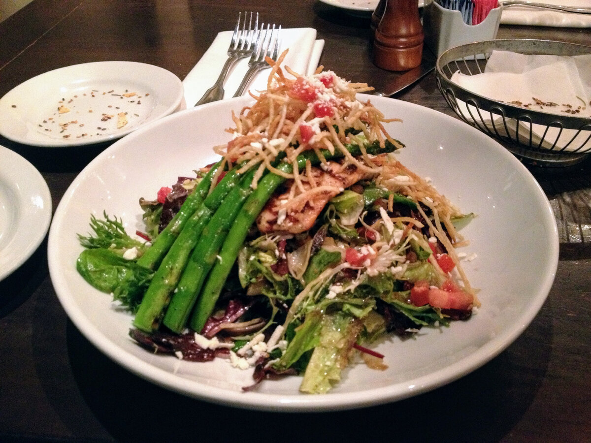 Салат с лососем, самая обычная порция