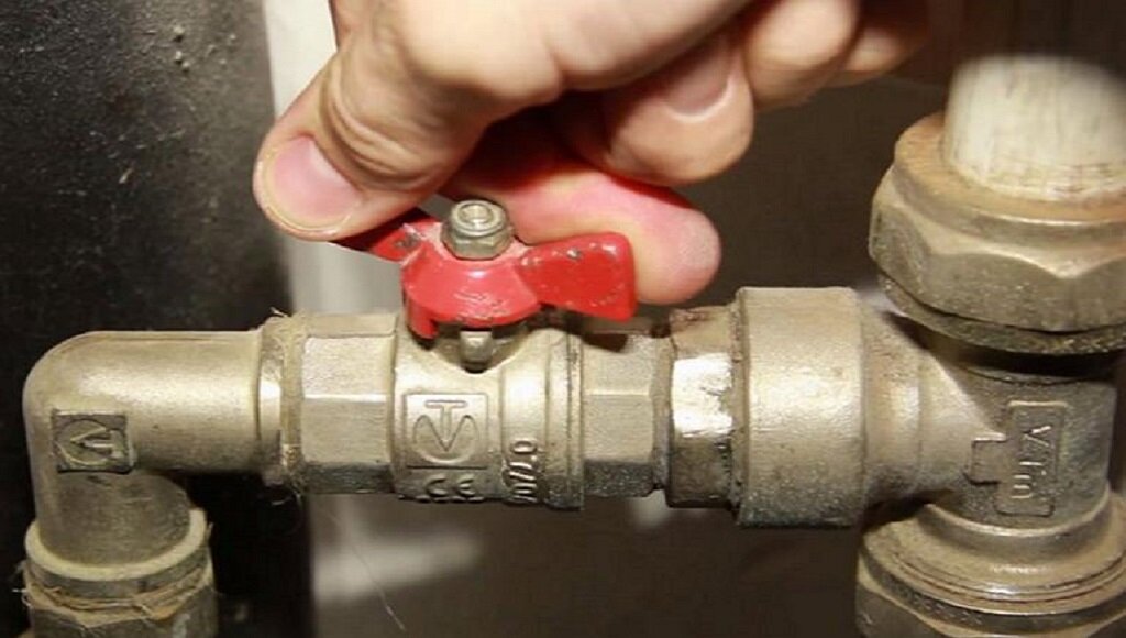 Как кран должен быть открыт. Кран перекрывающий воду. Как правильно установить кран в трубопроводе. Кран шаровый 2/5 вентиль. Как кран должен быть открыт.