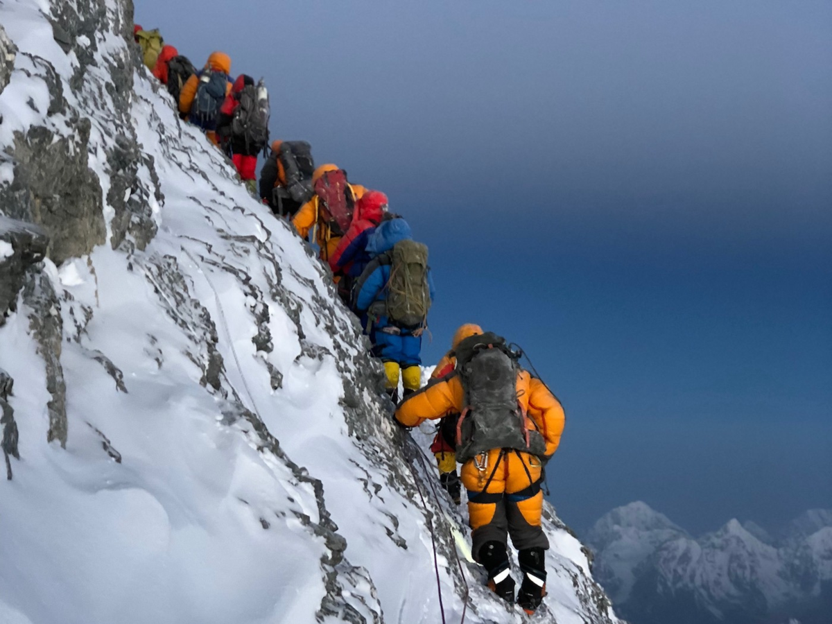 Альпинизм. Эверест гора восхождение. Непал Эверест восхождение. Эверест Джомолунгма альпинисты. Альпинист восхождение на Эверест.