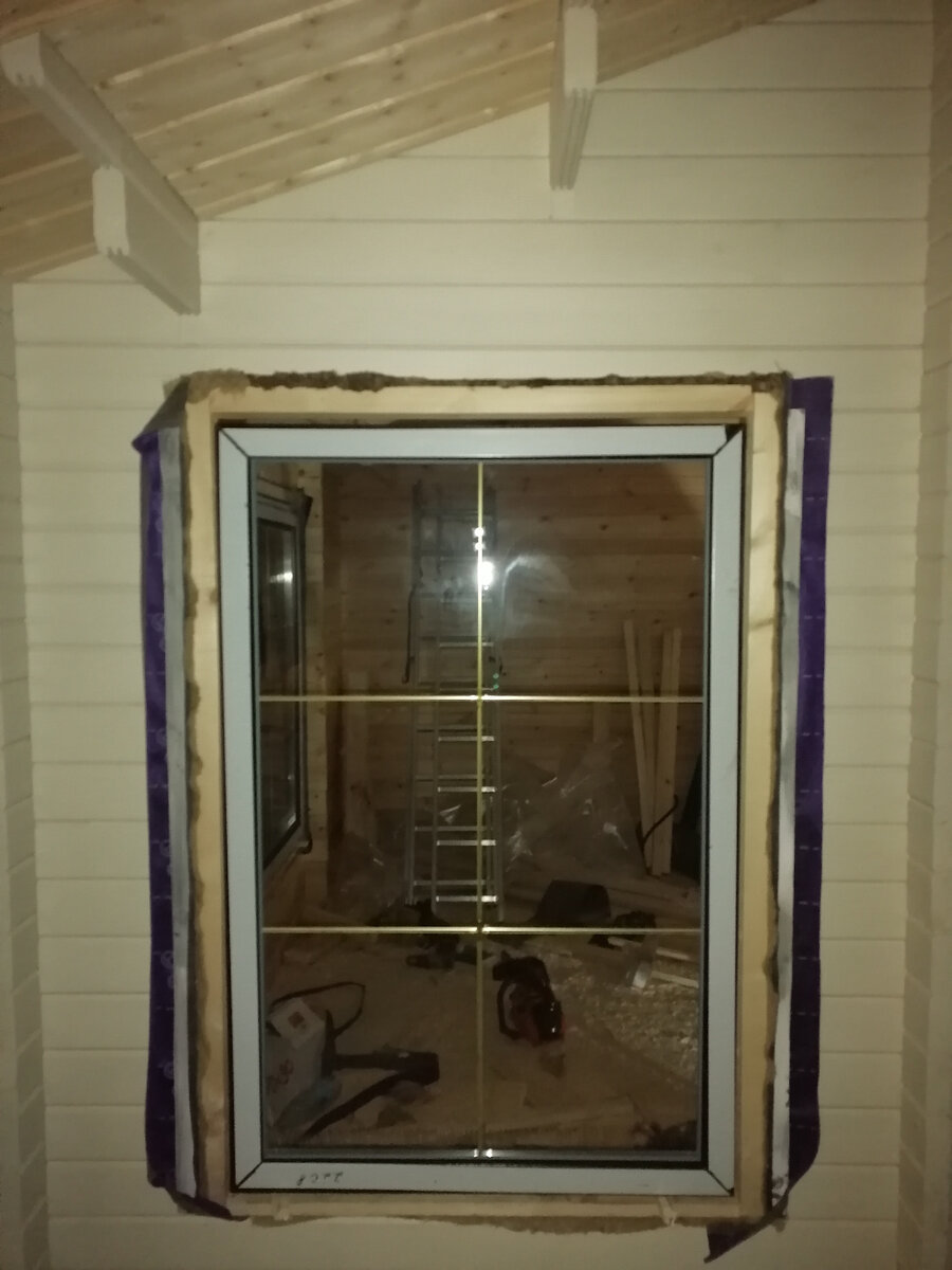 Фиолетовый - это подкладочный ковёр, белый - это профиль в жидкой изоляции, вновь прокладка и джут, далее брусок и рама. 