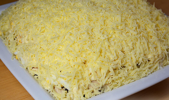 Слоеный салат с курицей, грибами и картофелем