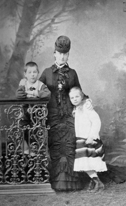 Екатерина с детьми. 1881 год