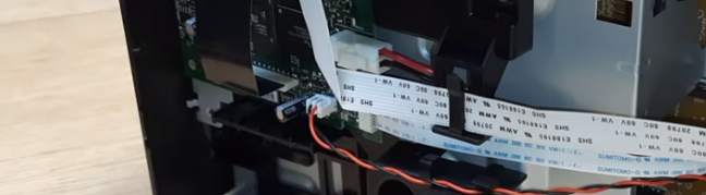 Откручиваем винт справа на верхней крышке