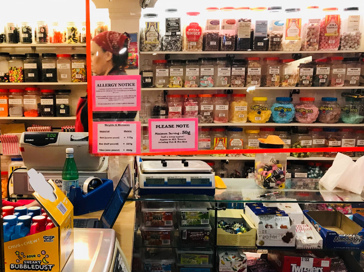 Прилавок в магазине конфет. Фотография из личного архива. 