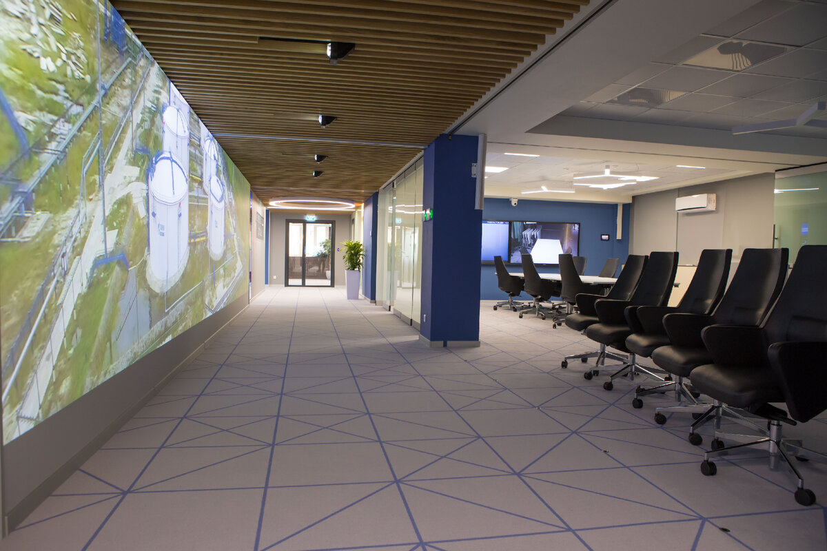 В сложенном состоянии видеостена свободна для обзора, благодаря чему участники совещаний могут наблюдать за слайдами и видео