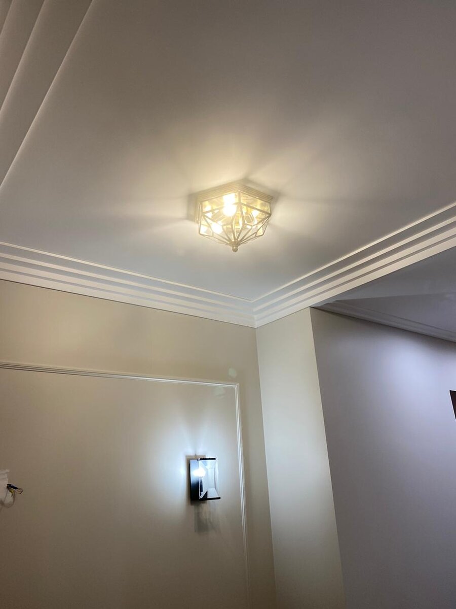 Потолочный светильник - теплый белый свет 3000К, бра - нейтральный белый свет 4000К