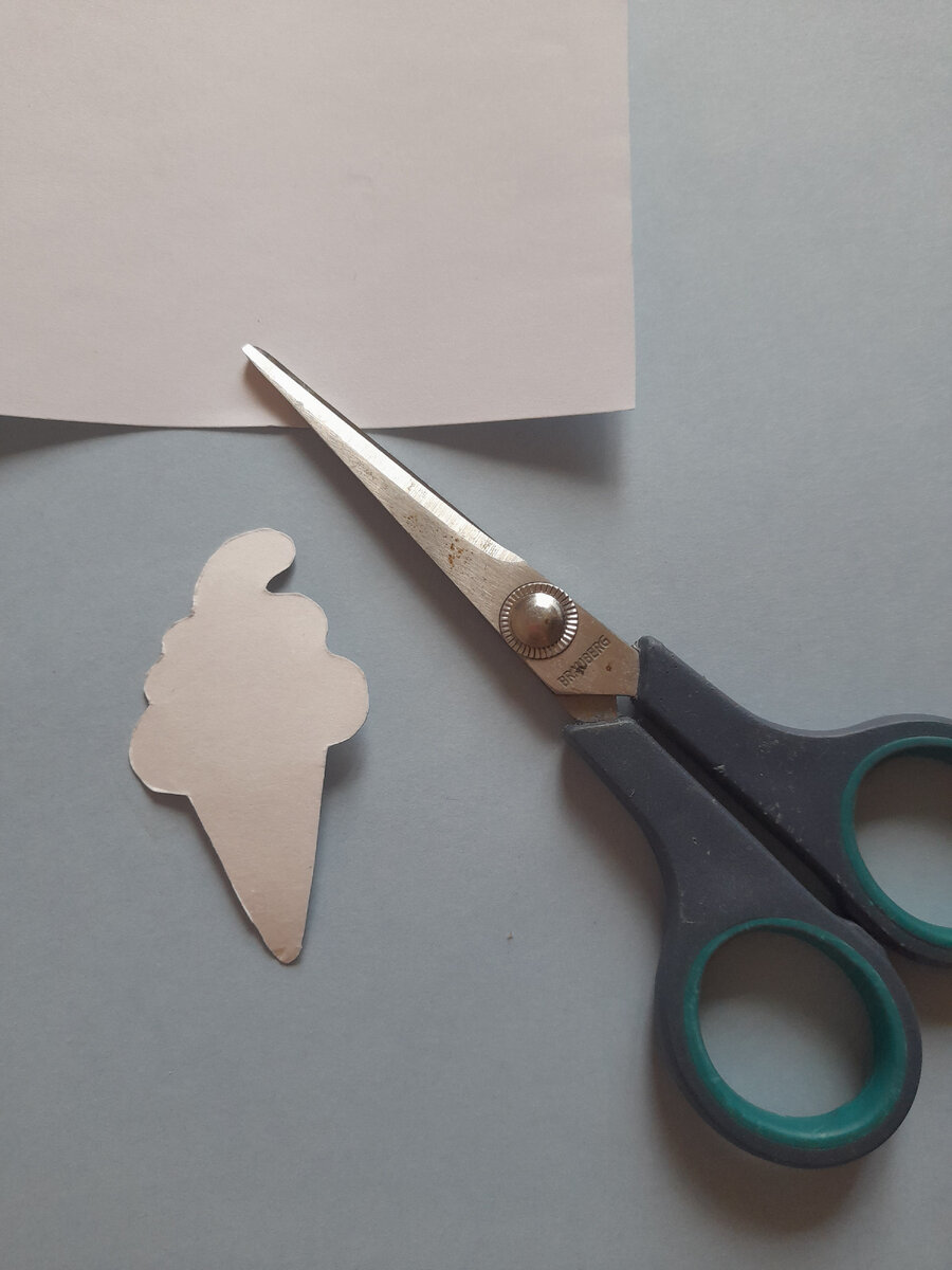 Вырезаем шаблон мороженого из бумаги.