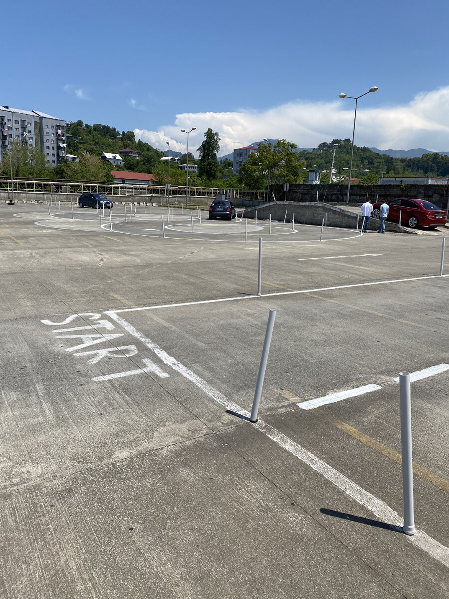 Площадка на улице Гоголя для тренировок по вождению, автобусный терминал Metro.